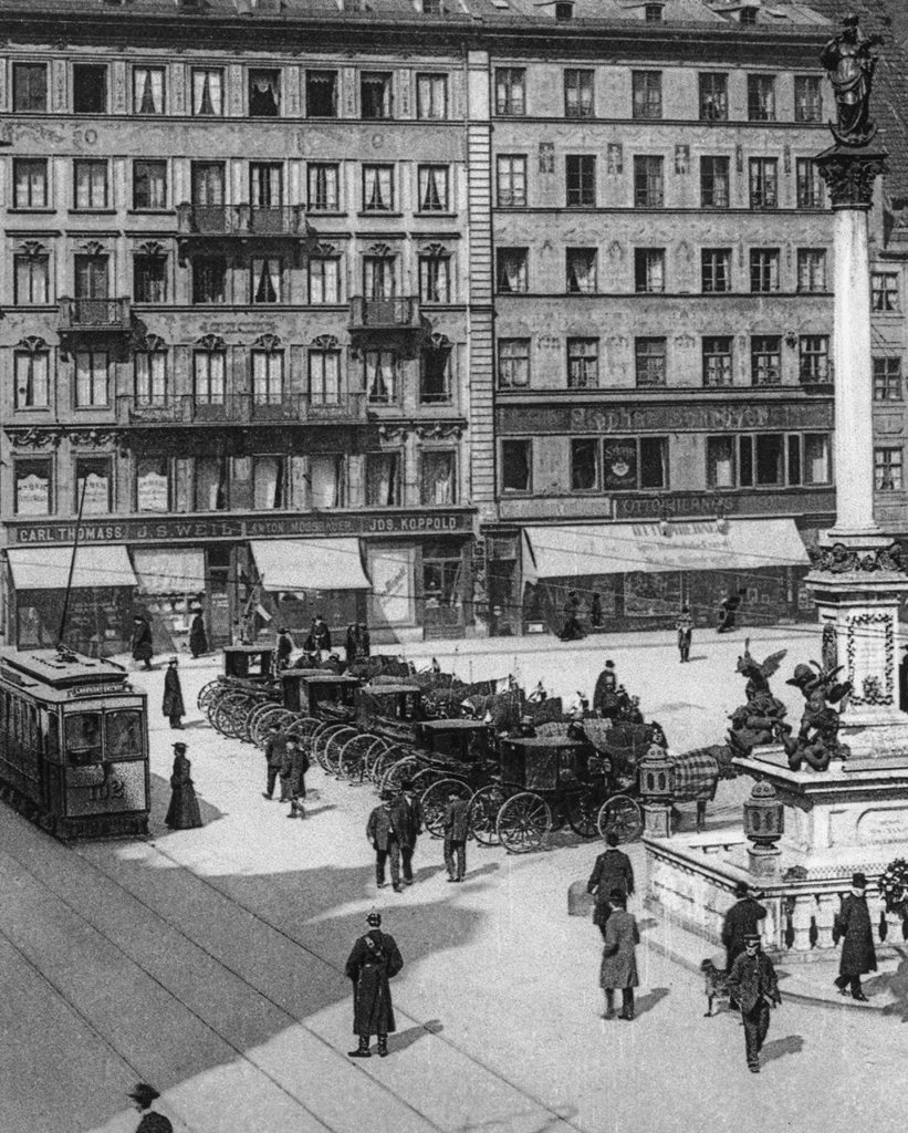 Schwarz-weiß Fotografie vom Marienplatz mit Hofjuwelier Carl Thomass