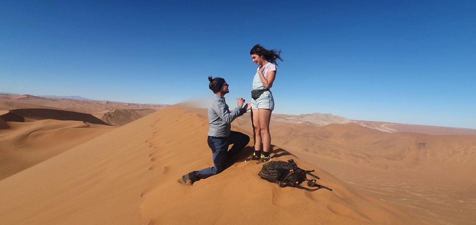 Heiratsantrag auf einer Düne