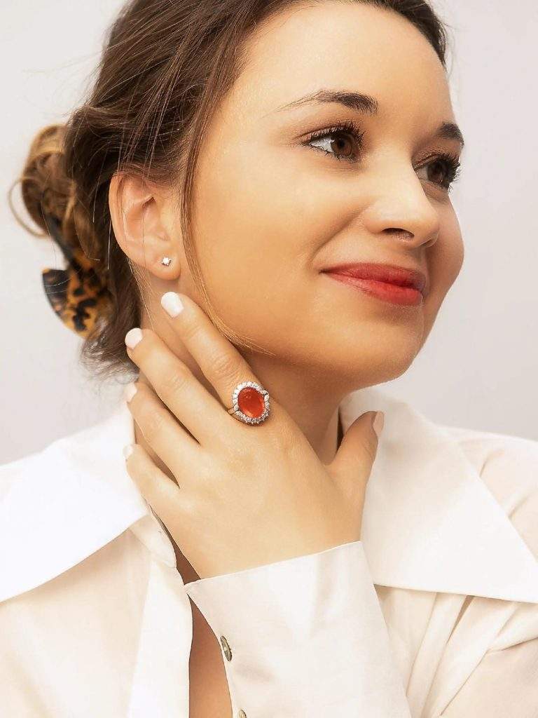 Frau die Schmuck trägt